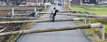 2012年4月の嵐。滋賀県近江八幡市で、電柱17本が倒れたそうです。同じ日、わが家も停電しました。