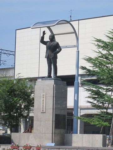 等身大だそうです。こんなに高いところに置いたら、等身大にする意味が無いと思います。