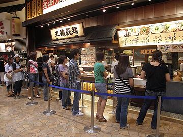 『丸亀製麺』。一度、食べてみたいと思うのですが……。並んでまで食べる気にはなれん。