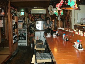 こんな佇まいです。奥の人は、店員さんでしょうか？