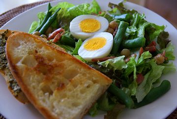 ジャムとバターを塗ったトーストに、野菜サラダ