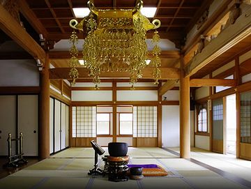 お寺の本堂も、柱の少ない大空間ですよね