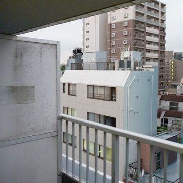 外はまだ、明るい