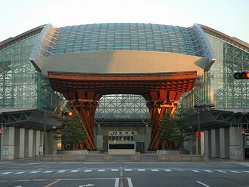 金沢駅。なんか、SF映画に出てくるみたいな駅です。