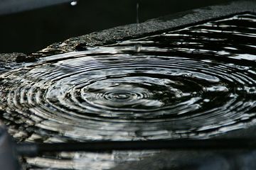出来たばかりの湖に身を沈めた