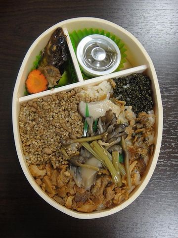 手には、しっかり『白神鶏わっぱ』を持ったままです