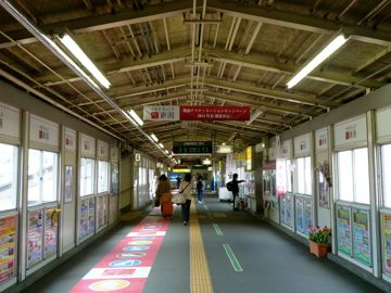 在来線の跨線橋まで来て、初めて電光掲示板を見ました