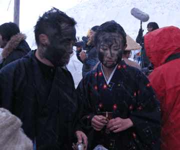 越後『松之山』の奇祭“むこ投げ”後に行われる“墨塗り”。