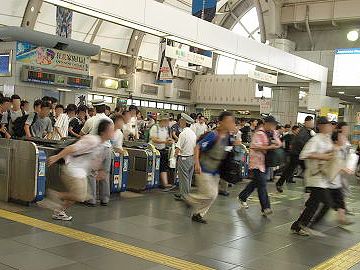 コミケ会場に向けて、改札からダッシュする人たち