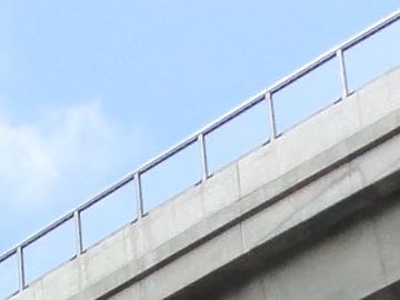 防風壁は、透明アクリル製です