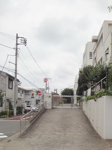 校門に向かう坂道