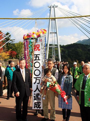 「九重“夢”大吊橋」入場者500万人に到達