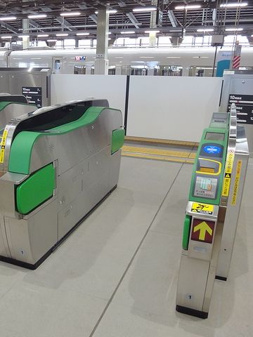 新幹線の手前にホームドアが閉じてる