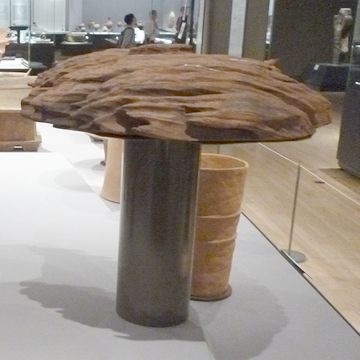 下の筒状の支えは、明らかに展示用