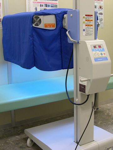 紫外線ライトを当てる治療法もあるのよ