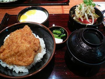 カツは小さめのようです