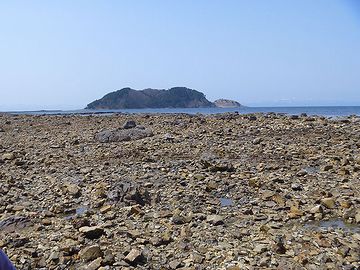 海水浴には、ちょっと不向きな岩場です