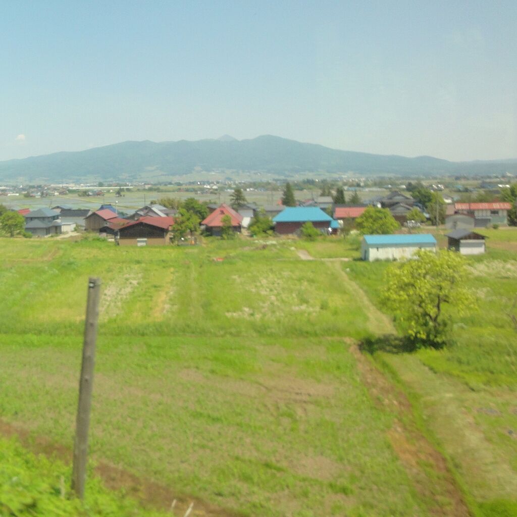 青い屋根と赤い屋根の民家は……