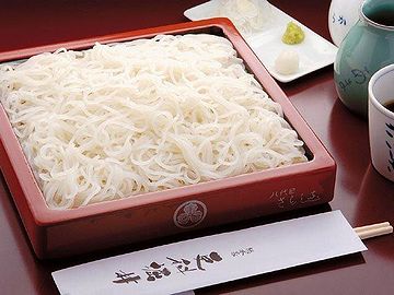 蕎麦独特の風味は無いが、真っ白でほんのりと甘い蕎麦になる