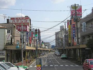 アーケードは、昭和44年、『新津駅前商店街協同組合』により設置されました。