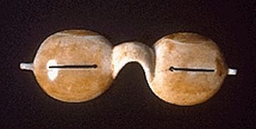 目に見えるのは、雪中で目を保護する遮光器なんだろ?