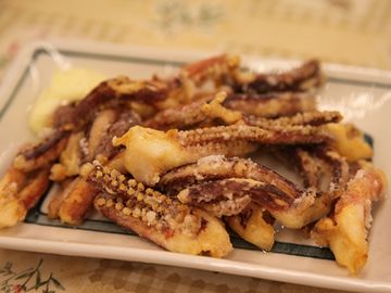 『いかげそ揚』ってのは、お皿に、揚げたイカの脚が載ってるもんでしょ?