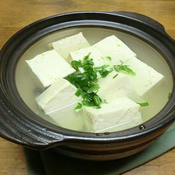 シンプルで美味しそうです。青いのは、“わけぎ”?