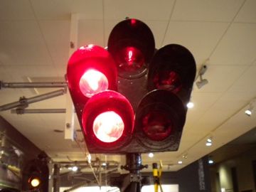 信号の赤いランプがぐるぐる回って、危険を知らせるわけです