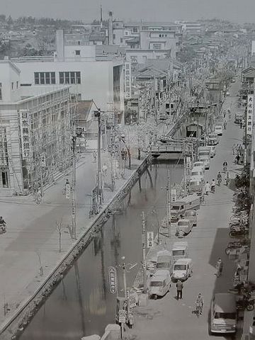 埋め立て前の西堀。地盤沈下の影響もあり、流れが淀み、臭かったそうです。