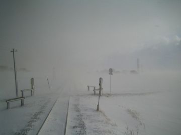 真冬はここを、地吹雪が通うわけだ