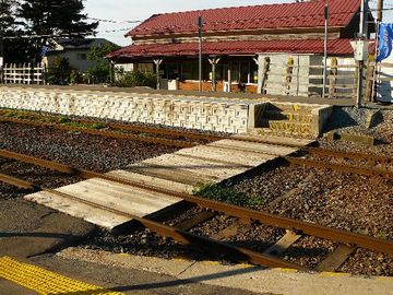 駅の構内は複線化されてて、上下線のすれ違いが出来ます
