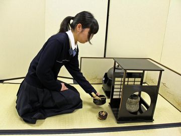 その友達の友達が、そこの茶道部に入っててさ