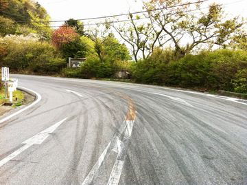 それらしきタイヤ跡がありますから、ドリフト走行をしてるんだと思います