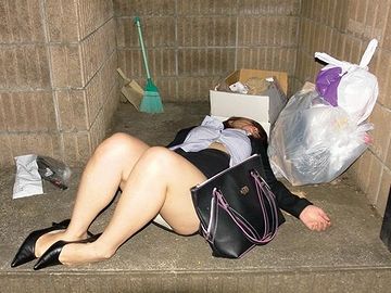 ゴミに出された泥酔女