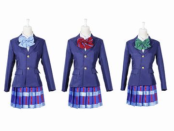 1年が臙脂、2年が緑、3年が青
