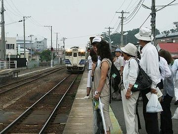 鰺ケ沢駅(2010年8月1日)。“わさお”という焼きイカ店のブサ犬が人気で、見学ツアーまであるそうです。