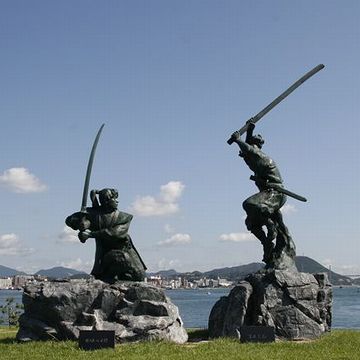 巌流島(山口県下関市)に建つ、決闘の像。故事にちなみ、武蔵の像は遅れて建立されたそうです。
