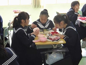 女子同士で食べながら、あの男の子たちが机をくっ付けると、くすくす笑ってた