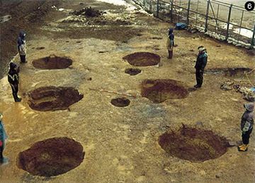 1994年に、大型建物の跡と思われる柱が発掘されてね