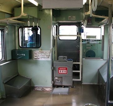 JR東日本『弥彦線』のワンマン列車。運賃箱がありますね。乗ったことが無いので、システムはわかりません。