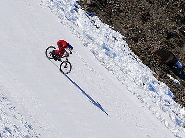 下り坂での自転車の世界記録は、時速210.4㎞だそうです。