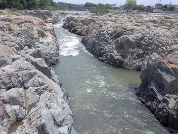 『闘竜灘(兵庫県加東市)』に、明治時代に掘られた水路