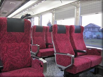 通路を挟んだ隣の席に移りました