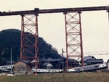単純に、風圧で転覆したんじゃない可能性があります