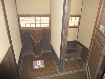 中に回って、トイレの内部を確認