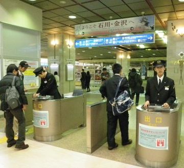 金沢駅。なんと！ 有人改札です。駅の外観とは真逆の印象。箱に入ってる駅員さん、久しぶりに見ました。