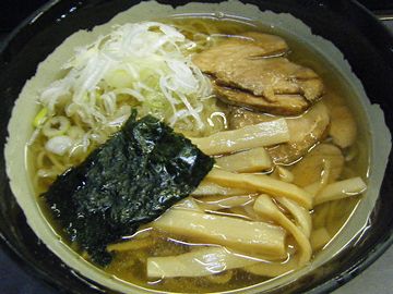 金沢駅の6・7番線ホーム。メンマが美味しそうです。極細麺の茹で上がりに、2分くらいかかるそうです。3分停車とかでは無理ですね。