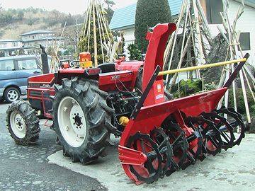 トラクターにアタッチメントを取り付けると、強力な除雪機になるのです