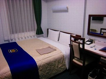 ここは、ホテルのベッドではないか