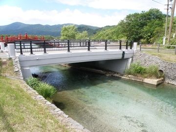 太鼓橋のすぐ下流には、立派なコンクリート橋がかかってます